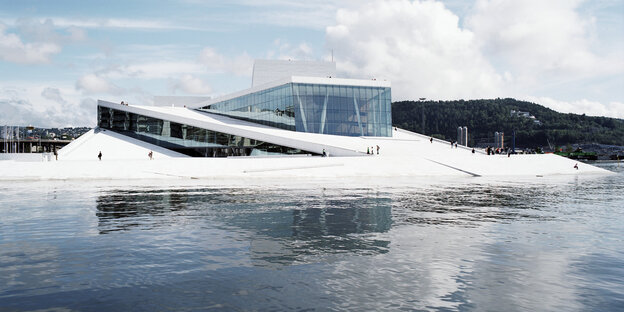 Ein futuristisch anmutender Opernbau am Wasser Ein futuristisch anmutender Opernbau am Wasser
