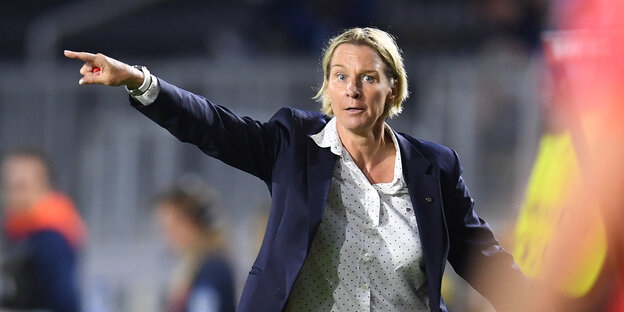 Martina Voss-Tecklenburg zeigt auf dem Spielfeld nach rechts und gibt Anweisungen Martina Voss-Tecklenburg zeigt auf dem Spielfeld nach rechts und gibt Anweisungen