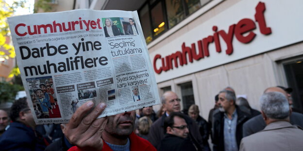Exemplar der Zeitung Cumhuriyet Exemplar der Zeitung Cumhuriyet