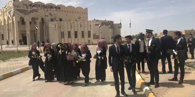 Studentinnen und Studenten vor einem Gebäude Studentinnen und Studenten vor einem Gebäude