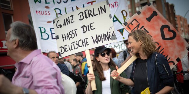 "Ganz Berlin hasst die Deutsche Wohnen" "Ganz Berlin hasst die Deutsche Wohnen"
