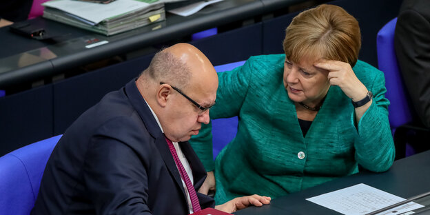 Altmaier und Merkel im Gespräch Altmaier und Merkel im Gespräch