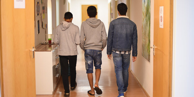 Drei Jugendliche in einem Gang Drei Jugendliche in einem Gang