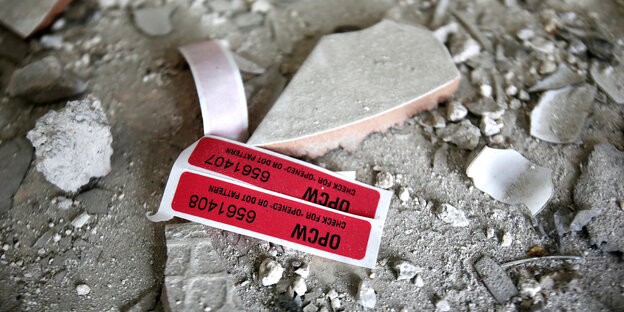 Rote Aufkleber der Organisation für Chemiewaffenverbote liegen auf dem Boden eines zersörten Hauses in Douma. Rote Aufkleber der Organisation für Chemiewaffenverbote liegen auf dem Boden eines zersörten Hauses in Douma.