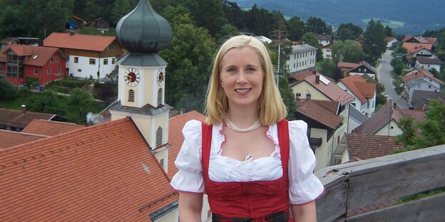 Eine blonde Frau im Dirndl.