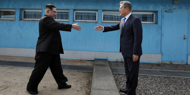 Kim Jong Un und Moon Jae In begrüßen sich Kim Jong Un und Moon Jae In begrüßen sich