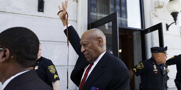 Bill Cosby mit erhobener Hand Bill Cosby mit erhobener Hand