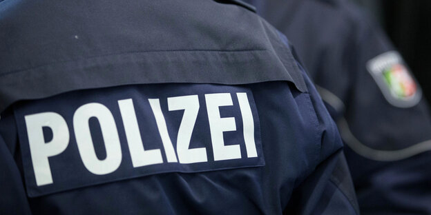 Zwei Polisten tragen Uniformen aus NRW Zwei Polisten tragen Uniformen aus NRW