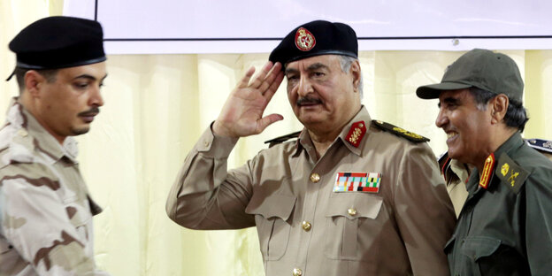 Feldmarschall Haftar salutiert Feldmarschall Haftar salutiert
