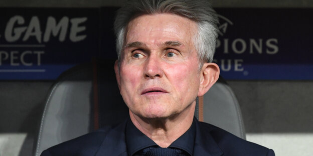 Bayerntrainer Jupp Heynckes bei einer Champions League Pressekonferenz