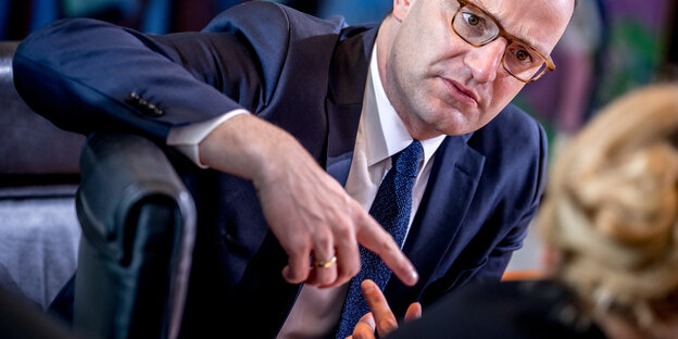 Jens Spahn guckt Franziska Giffey an Jens Spahn guckt Franziska Giffey an