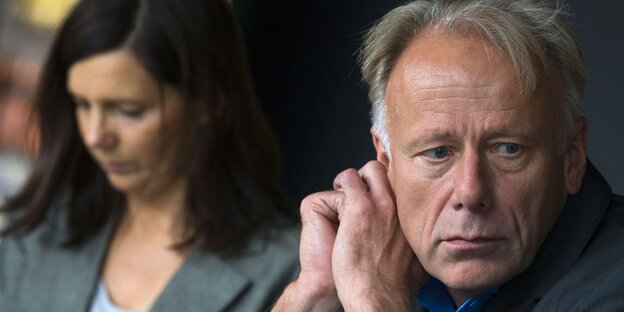 Jürgen Trittin guckt nachdenklich ins Leere Jürgen Trittin guckt nachdenklich ins Leere