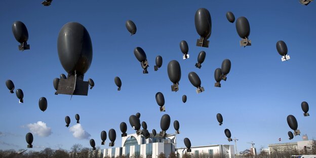 Ballons in Form von Atomraketen steigen gen Himmel Ballons in Form von Atomraketen steigen gen Himmel