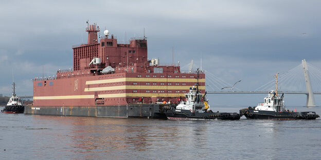 Das russische schwimmende AKW Akademik Lomonosov wird von Schleppern nach Musmansk gezogen Das russische schwimmende AKW Akademik Lomonosov wird von Schleppern nach Musmansk gezogen