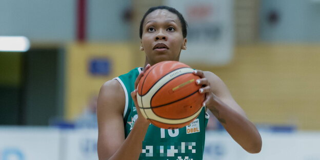 eine Basketballerin beim Freiwurf eine Basketballerin beim Freiwurf