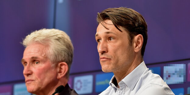 zwei Männer sitzen skeptischen Blicks nebeneinander zwei Männer sitzen skeptischen Blicks nebeneinander