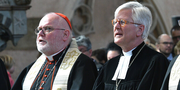 Zwei Männer in Kirchenkleidung Zwei Männer in Kirchenkleidung