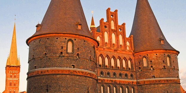 Das Lübecker Holstentor in der Abendsonne. Das Lübecker Holstentor in der Abendsonne.