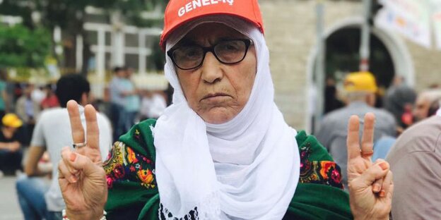 Eine Frau zeigt zwei Peace-Zeichen Eine Frau zeigt zwei Peace-Zeichen