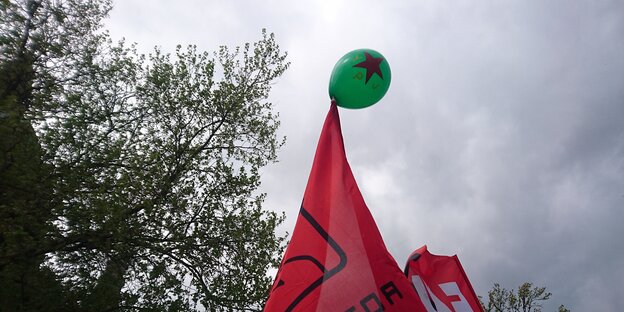 Ein Ballons mit YPG-Aufdruck hängt an einer Fahne Ein Ballons mit YPG-Aufdruck hängt an einer Fahne