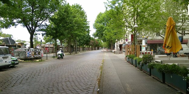 Eine sehr leere Straße Eine sehr leere Straße
