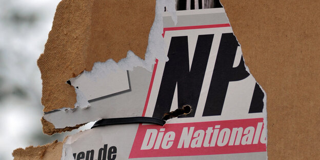 ein zerrissenes Wahlplakat der NPD hängt an einem Laternenmast ein zerrissenes Wahlplakat der NPD hängt an einem Laternenmast