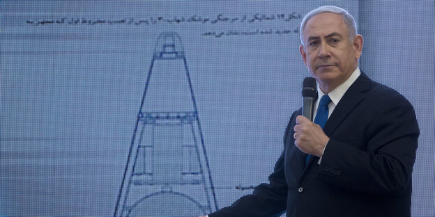 Israels Ministerpräsident Benjamin Netanjahu bei einer Präsentation Israels Ministerpräsident Benjamin Netanjahu bei einer Präsentation