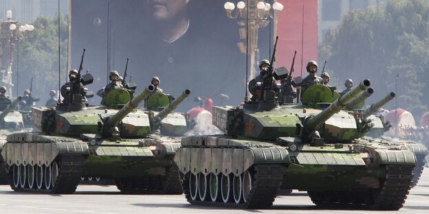 Panzer der chinesischen Volksbefreiungsarmee fahren bei einer Parade in der Nähe des Tiananmen Platzes in Peking Panzer der chinesischen Volksbefreiungsarmee fahren bei einer Parade in der Nähe des Tiananmen Platzes in Peking