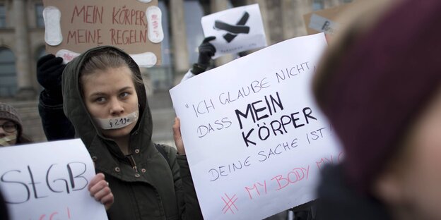 Eine junge Frau auf einer Demonstration gegen den Paragrafen 219a. Eine junge Frau auf einer Demonstration gegen den Paragrafen 219a.