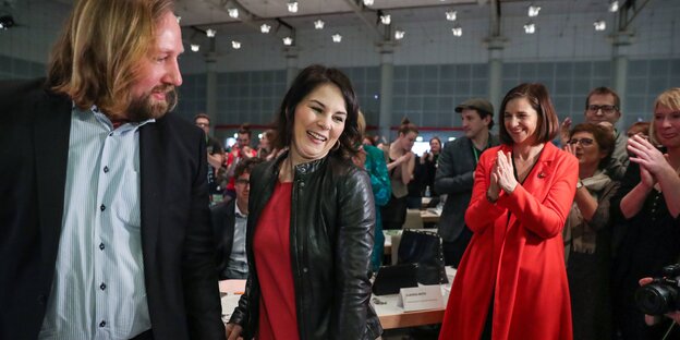 Anton Hofreiter, Annalena Baerbock und Katrin Göring-Eckardt stehen nebeneinander. Baerbock lacht, Göring-Eckardt klatscht Anton Hofreiter, Annalena Baerbock und Katrin Göring-Eckardt stehen nebeneinander. Baerbock lacht, Göring-Eckardt klatscht