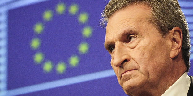 EU-Kommissar Oettinger vor einer Europa-Flagge EU-Kommissar Oettinger vor einer Europa-Flagge