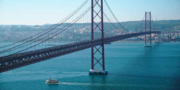 Die Hängebrücke Ponte 25 de Abril in Lissabon Die Hängebrücke Ponte 25 de Abril in Lissabon