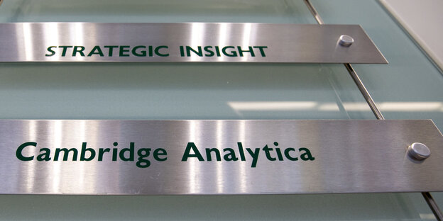 Ein Schild zeigt die Aufschrift "Cambridge Analytica" Ein Schild zeigt die Aufschrift "Cambridge Analytica"