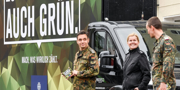 SoldatInnen der Bundeswehr vor einem Bundeswehr-Truck SoldatInnen der Bundeswehr vor einem Bundeswehr-Truck