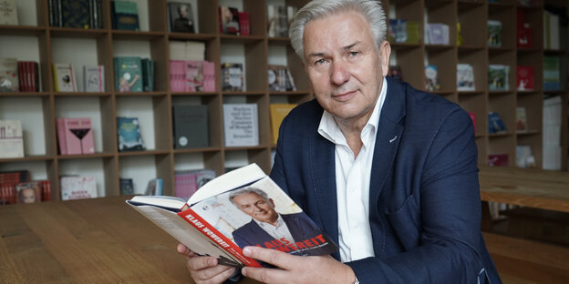 Klaus Wowereit mit seinem neuen Buch Klaus Wowereit mit seinem neuen Buch