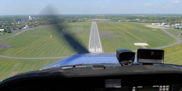 Eine Landebahn aus der Perspektive eines Piloten im Landeanflug.