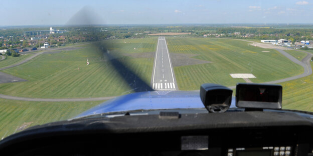 Eine Landebahn aus der Perspektive eines Piloten im Landeanflug. Eine Landebahn aus der Perspektive eines Piloten im Landeanflug.