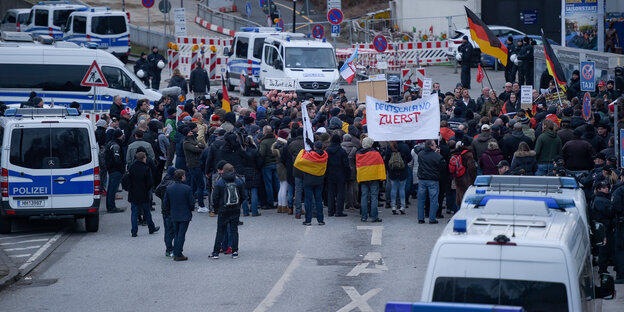Demonstranten mit Deutschlandfahnen, Plakaten und Polizeischutz. Demonstranten mit Deutschlandfahnen, Plakaten und Polizeischutz.