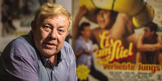 Der israelische Schauspieler Zachi Noy psoiert 40 Jahre nach dem deutschen Kinostart der Filmreihe "Eis am Stiel" vor einem Filmplakat Der israelische Schauspieler Zachi Noy psoiert 40 Jahre nach dem deutschen Kinostart der Filmreihe "Eis am Stiel" vor einem Filmplakat