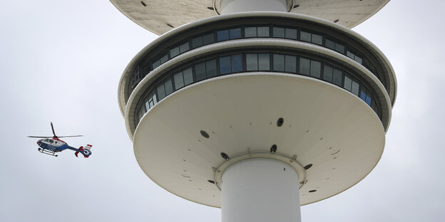 Ein Polizeihubschrauber neben dem Fernsehturm in Hamburg Ein Polizeihubschrauber neben dem Fernsehturm in Hamburg