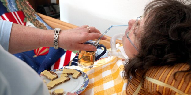 Ein Frau im Bett mit Pflegerin Ein Frau im Bett mit Pflegerin