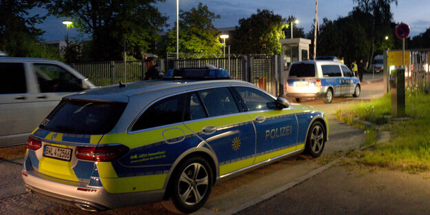 Polizeifahrzeuge in der Dämmerung