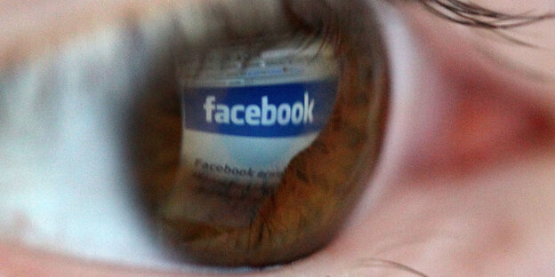 In einem Auge spiegelt sich die Facebook-Startpage In einem Auge spiegelt sich die Facebook-Startpage