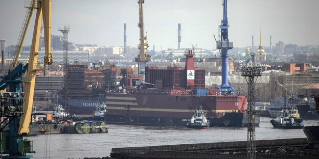 Schwimmendes Atomkraftwerk verlässt den Hafen von Sankt Petersburg Schwimmendes Atomkraftwerk verlässt den Hafen von Sankt Petersburg