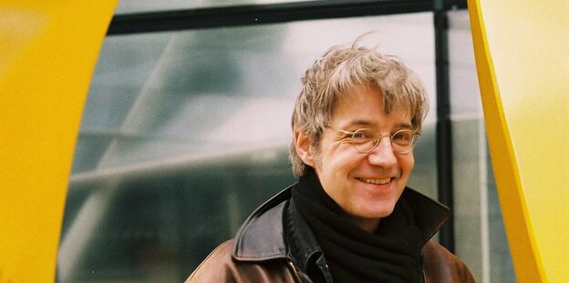 Ein lächelnder Mann mit grauen Haaren und runder Brille. Ein lächelnder Mann mit grauen Haaren und runder Brille.