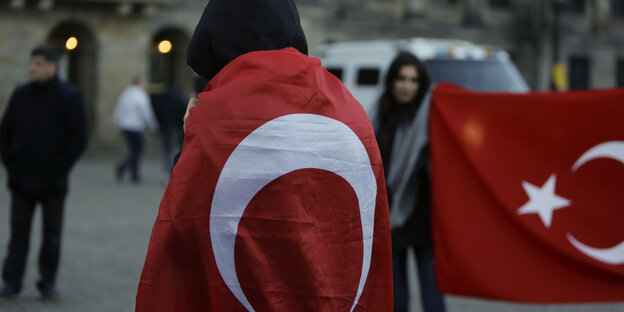 Demonstranten mit türkischen Fahnen. Demonstranten mit türkischen Fahnen.