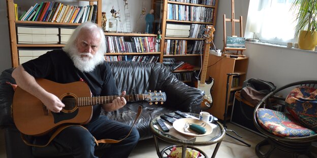 Michael Thielen mit Gitarre Michael Thielen mit Gitarre