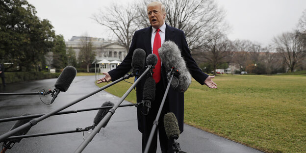 Donald Trump vor Mikrofonen Donald Trump vor Mikrofonen