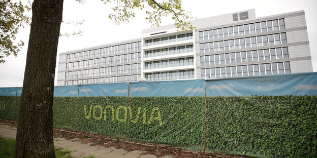 Ein Gebäude, vor dem Vonovia steht Ein Gebäude, vor dem Vonovia steht