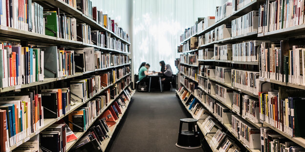 Regale und Leser in einer Bibliothek Regale und Leser in einer Bibliothek